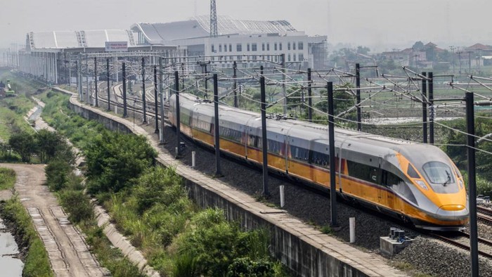 BANDUNG, WEST JAVA, INDONESIA - 2022/11/16: Jakarta Bandung High-Speed Train (KCJB) or Comprehensive Inspection Train (CIT) was seen during the dynamic trial in Tegalluar. President Joko Widodo and Chinese President Xi Jinping are planning to see online the dynamic trial process of the 15 km Jakarta Bandung High-Speed Train with a limited speed of 80 km/hour during a sidelines visit from the G20 summit in Bali. (Photo by Algi Febri Sugita/SOPA Images/LightRocket via Getty Images)