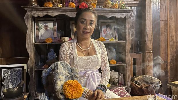 Praktisi melukat di Bali, Dewi Ayu Sri Agung, atau yang biasa disapa sebagai ibu 'Desak Akeno'.
