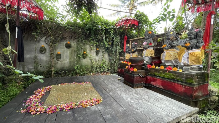 Melukat di Tri Desna, Ubud, Bali.