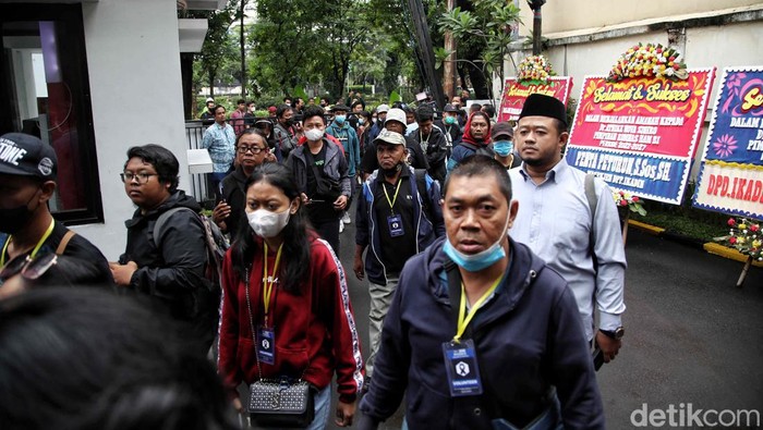 Mencari Keadilan, Keluarga Korban Tragedi Kanjuruhan Tiba di Komnas HAM Sejumlah keluarga korban tragedi Kanjuruhan Malang tiba di Kantor Komnas HAM, Menteng, Jakarta Pusat, Kamis (17/11/2022). Kedatangan mereka bertujuan meminta Komnas HAM untuk mengusut tuntas serta meminta keadilan atas tragedi sepakbola di Kanjuruhan Malang yang telah menewaskan 135 orang.