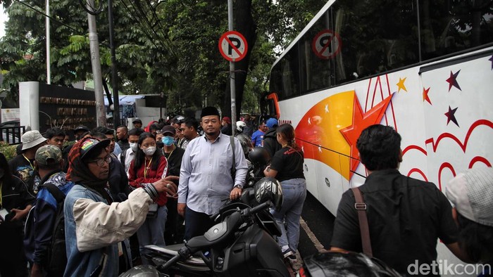 Sejumlah keluarga korban tragedi Kanjuruhan Malang tiba di Kantor Komnas HAM, Menteng, Jakarta Pusat, Kamis (17/11/2022). Kedatangan mereka bertujuan meminta Komnas HAM untuk mengusut tuntas serta meminta keadilan atas  tragedi sepakbola di Kanjuruhan Malang yang telah menewaskan 135 orang.