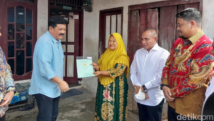 Menteri ATR/BPN Hadi Tjahjanto bersama Edy Rahmayadi dan Bobby Nasution membagikan sertifikat tanah kepada warga di Medan.