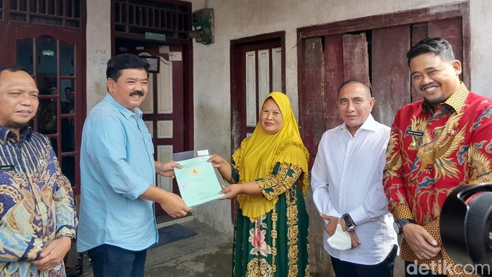 Menteri ATR/BPN Hadi Tjahjanto bersama Edy Rahmayadi dan Bobby Nasution membagikan sertifikat tanah kepada warga di Medan.