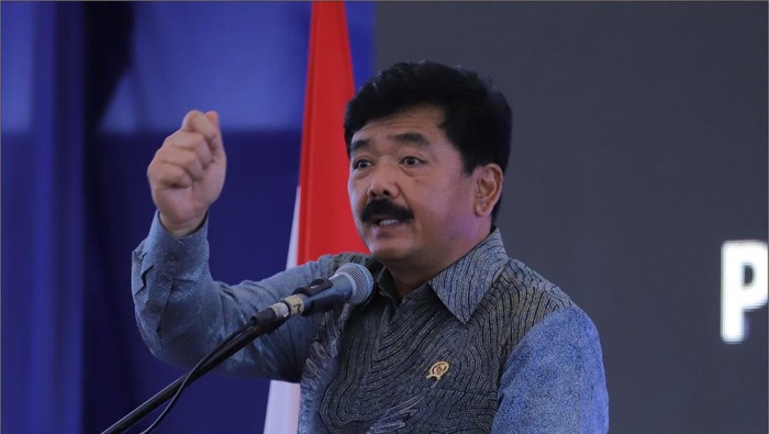 Menteri ATR/Kepala BPN Hadi Tjahjanto bagi-bagi sertifikat tanah di Aceh