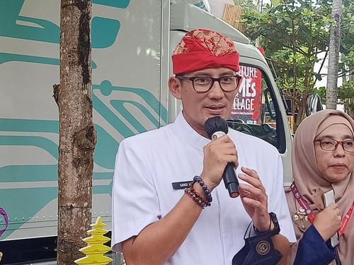 Menteri Pariwisata dan Ekonomi Kreatif (Menparekraf), Sandiaga Salahuddin Uno ketika ditemui dalam acara fashion show scraft media side KTT G20 di Bali Collection Nusa Dua, Bali pada Kamis (17/11/2022) sore. Foto: Ni Made Lastri Karsiani Putri