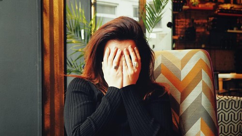 Ilustrasi sifat minder.