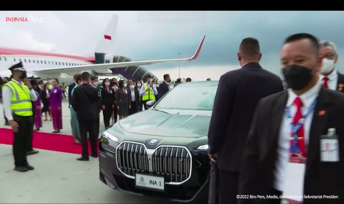 Mobil listrik mewah BMW i7 jemput Jokowi di Bandara Thailand saat KTT APEC