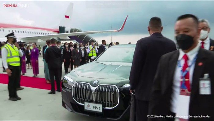 Mobil listrik mewah BMW i7 jemput Jokowi di Bandara Thailand saat KTT APEC