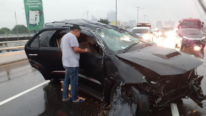 Mobil mengalami kecelakaan hingga ringsek di Tol Dalam Kota.