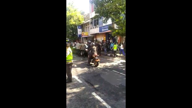 Mobil RI1 melaju pelan di depan BRI Unit Gerenceng, Denpasar yang jaraknya 350 meter dari Pasar Badung (Dok. Istimewa)
