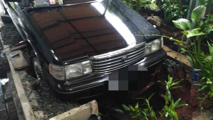 Mobil warga Cibinong Bogor terperosok ke lubang bekas septic tank