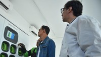 Setelah mendapatkan penjelasan dari Pandu, Andre dan Surya pun menjajal motor listrik di jalanan. Di tengah perjalanan, Andre dan Surya meminta mitra driver Gojek untuk mengantarkan mereka melihat proses penukaran baterai motor listrik. Mitra driver Gojek dengan sigap mempraktekkan cara menukar baterai yang cepat dan mudah dengan konsep swap and go yang memakan waktu kurang dari 2 menit. Selain itu, mitra driver Gojek juga memaparkan bahwa sejak penggunaan motor listrik, mereka dapat menghemat biaya operasional karena sudah tidak perlu membayar BBM dan melakukan servis motor seperti penggantian oli dan aki.