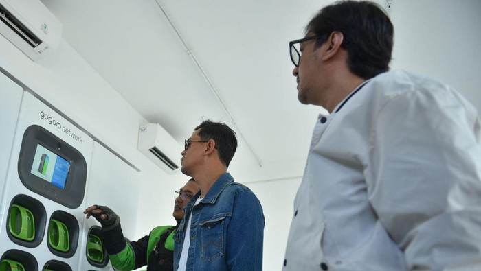 Momen Andre & Surya Touring Motor Listrik Electrum di Bali Keseruan anggota klub motor Prediksi, Andre Taulany dan Surya Insomnia, saat diajak menjajal motor listrik oleh bos Electrum Pandu Sjahrir.