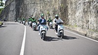 Andre, Surya, dan rombongan melanjutkan perjalanan touring dari daerah Seminyak, menuju area pantai Melasti, Uluwatu yang banyak tanjakan dan turunan. “Seru ya motoran pakai ini ya, tenaganya gede kan? Tadi masuk turunan, tanjakan, kuat banget, keren. Biasanya kalau bawa motor kecil (naik tanjakan) kita mesti ancang-ancang dulu kasih speed, nah kalau ini nggak!” komen Surya ke Andre ketika tiba di pantai Melasti.