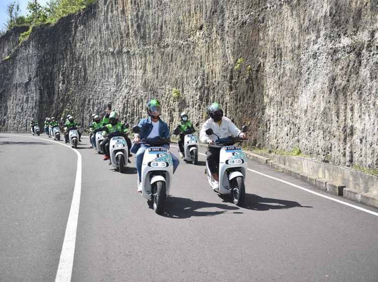 Momen Andre & Surya Touring Motor Listrik Electrum di Bali