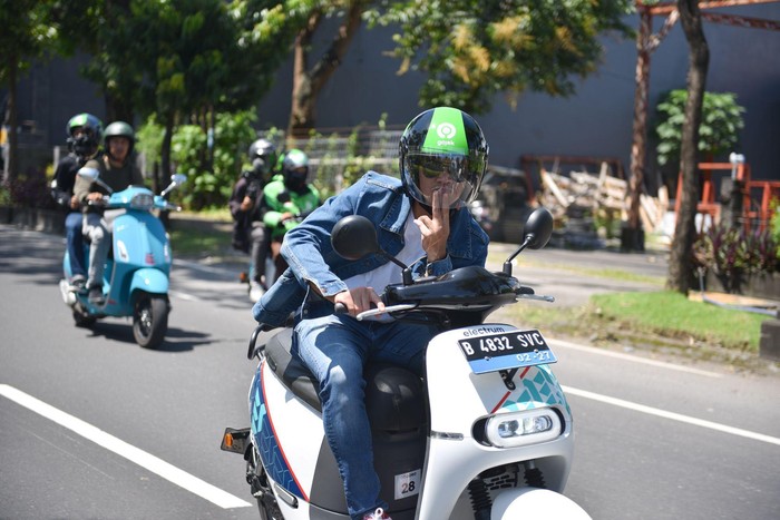 Keseruan anggota klub motor Prediksi, Andre Taulany dan Surya Insomnia, saat diajak menjajal motor listrik oleh bos Electrum Pandu Sjahrir.