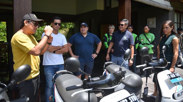 Keseruan anggota klub motor Prediksi, Andre Taulany dan Surya Insomnia, saat diajak menjajal motor listrik oleh bos Electrum Pandu Sjahrir.