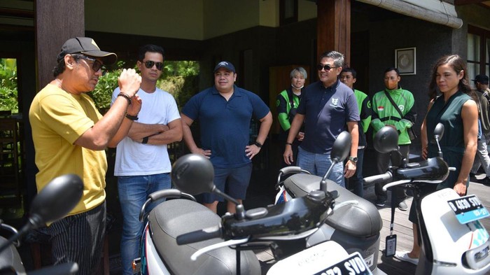Momen Andre & Surya Touring Motor Listrik Electrum di Bali Keseruan anggota klub motor Prediksi, Andre Taulany dan Surya Insomnia, saat diajak menjajal motor listrik oleh bos Electrum Pandu Sjahrir.