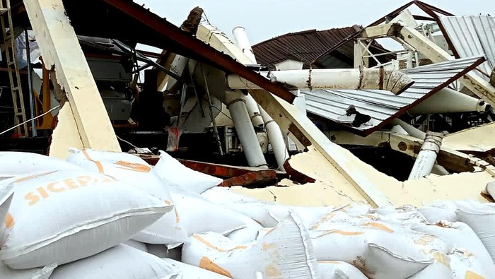 Pabrik penggilingan padi di Karawang ambruk