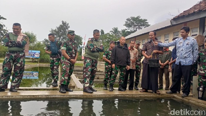 Pangdam III Siliwangi Mayjen Kunto Arief Wibowo saat meninjau Balai Benih Ikan Banjaran, Majalengka.