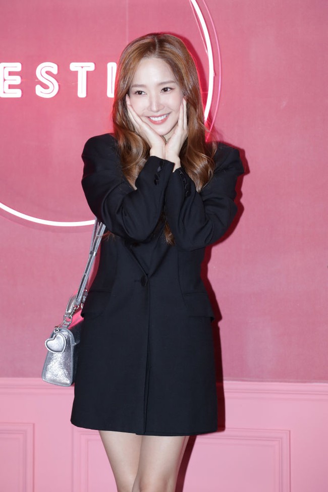 Dalam kesempatan itu, Park Min Young tampil elegan memakai ensemble dress warna hitam yang dipadukan dengan stiletto senada dan shoulder bag warna silver. Foto: Getty Images
