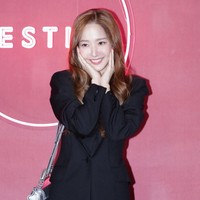Dalam kesempatan itu, Park Min Young tampil elegan memakai ensemble dress warna hitam yang dipadukan dengan stiletto senada dan shoulder bag warna silver. Foto: Getty Images