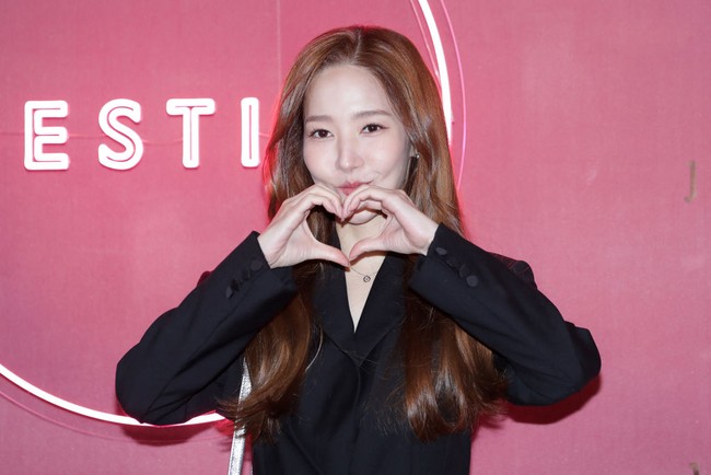 Kemunculan Park Min Young pun disambut antusias oleh penggemar di media sosial. Brand ambassador J.ESTINA itu banjir dukungan setelah melewati prahara. Foto: Getty Images