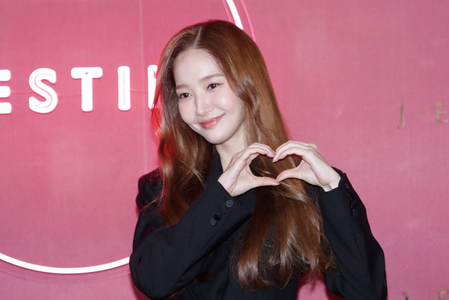 Pada Kamis (10/11/2022), penggemar dikejutkan dengan kabar penggeledahan kantor agensi Park Min Young yang diduga memiliki kolerasi dengan Kang Jong Hyun. Foto: Getty Images