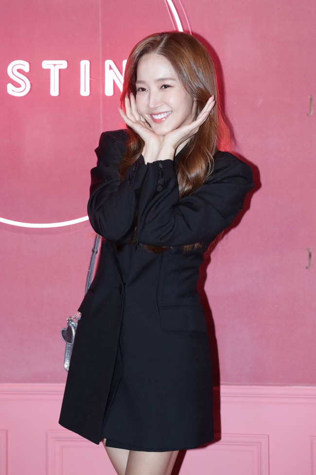 Meskipun sempat menuai kontroversi, Park Min Young tetap memancarkan aura positif lewat senyumannya. Sang aktris juga membungkuk untuk menyapa awak media. Foto: Getty Images
