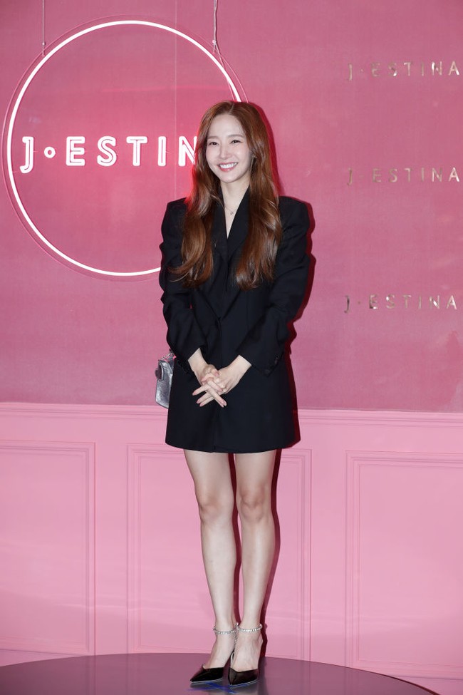 Aktris Korea Park Min Young muncul di hadapan publik untuk pertama kalinya setelah Dispatch mengungkap hubungan asmaranya dengan bos kripto kontroversial, Kang Jong Hyun pada Rabu (28/9/2022). Foto: Getty Images