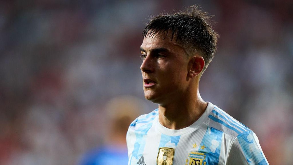 Dybala tidak dimainkan saat Argentina mengalahkan UEA dalam uji coba jelang Piala Dunia 2022. Foto: Getty Images/Juan Manuel Serrano Arce