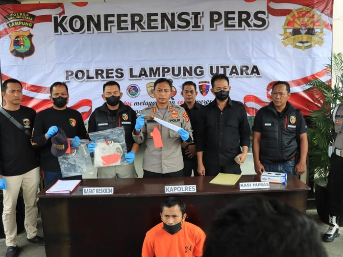 Polisi tunjukkan barang bukti pembunuhan ayah kandung oleh anak di Lampung Utara. Foto: Dokumen Polres Lampung Utara