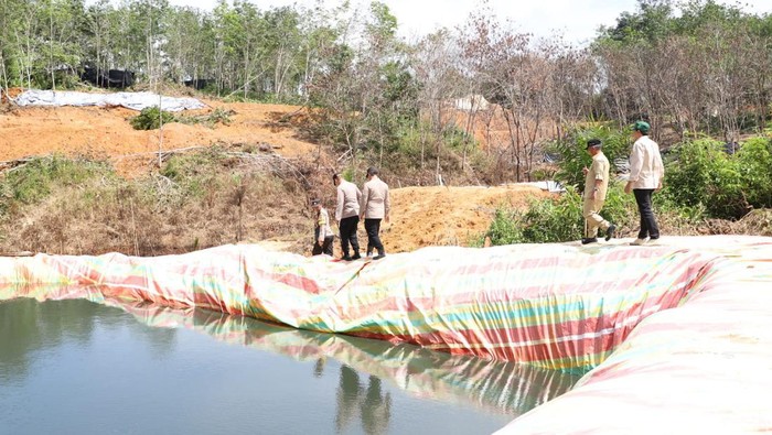 Pemkab Musi Banyuasin mendatangi lokasi sumur minyak ilegal.