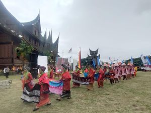 Festival Pesona Minangkabau Dimeriahkan Pawai Budaya dari 18 Kontingen