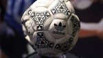 Foto-foto Bola Gol Tangan Tuhan Maradona yang Akan Dilelang
