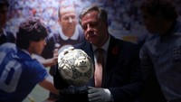 Lelang bola itu dilakukan enam bulan setelah jersey yang dikenakan Maradona pada pertandingan perempat final bersejarah di Mexico City, terjual di pelelangan dengan harga hampir 9,3 juta dolar AS atau Rp 139 miliar atau lebih dari dua kali nilai yang diprediksi oleh balai lelang Sotheby. (Isabel Infantes/AFP/Getty Images)