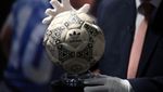 Foto-foto Bola Gol Tangan Tuhan Maradona yang Akan Dilelang