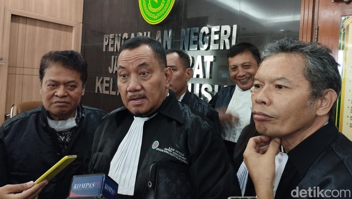 Penasehat hukum Roy Suryo, Aprillia Supaliyanto, saat wawancara dengan wartawan di PN Jakarta Barat