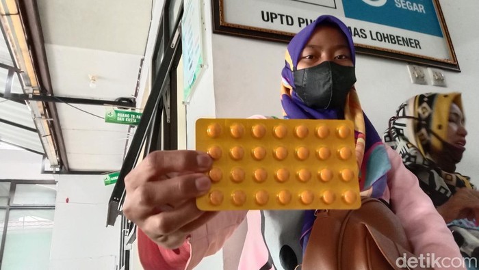Penderita TB di Indramayu menjalani pemeriksaan kesehatan di Puskesmas Lohbener
