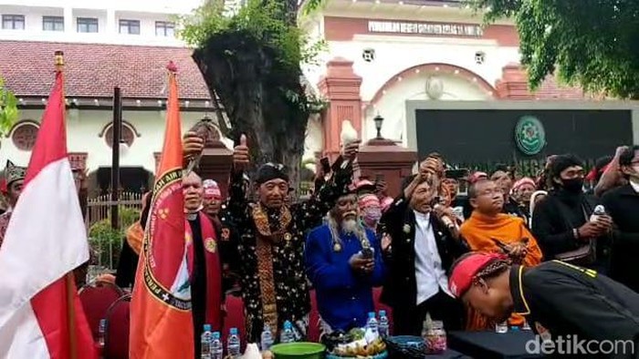 Pendukung Mas Bechi lepas merpati di PN Surabaya