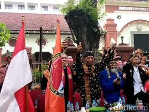 Massa Pro Mas Bechi Pemerkosa Santriwati Gelar Doa Bersama di PN Surabaya