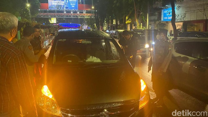 Pengemudi mobil di Surabaya meninggal saat terjebak macet