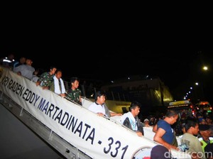 Detik-detik Dramatis TNI AL Selamatkan Penumpang KM Mutiara Timur I di Bali