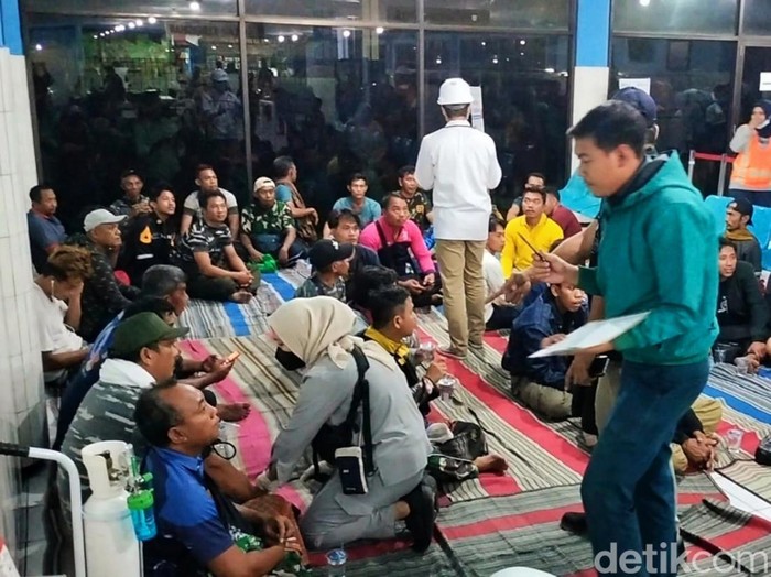Penumpang KM Mutiarat Timur I yang terbakar dan dievakuasi ke Pelabuhan Tanjungwangi, Banyuwangi
