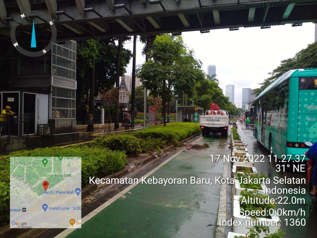 Perbaikan jalur sepeda yang sempat porak-poranda di dekat Gate 6 GBK, Jl Jenderal Sudirman, Jakarta. (Dok Dishub DKI)