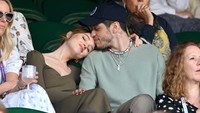 Pada awal 2021, Pete Davidson berpacaran dengan bintang Bridgeton, Phoebe Dynevor dan putus pada Agustus 2021. WireImage/Karwai Tang