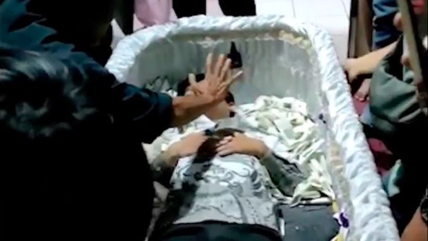 Polisi akan memeriksa sejumlah pihak untuk mengungkap fakta kabar pria bernama Urip Saputra yang meninggal lalu hidup lagi. (Tangkapan layar video viral)