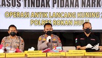 Selain tersangka, Polres Rokan Hulu juga mengamankan barang bukti 132, 67 gram sabu dan 90,92 gram ganja.