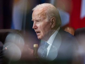 Joe Biden Pantau Demo Pembatasan COVID-19 Berujung Bentrok di China