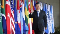 Melansir darifinty.com, diperkirakan harta Presiden China Xi Jinping mencapai lebih dari US$ 1 miliar atau sekitar lebih dari Rp 15 triliun. Sebagai Presiden, Xi Jinping juga menerima gaji sebanyak US$ 22.000 per tahun. Diketahui keluarga Xi Jinping memiliki sejumlah saham di perusahaan publik di China. Selain itu, ia merupakan satu-satunya pemimpin partai politik di China sehingga ia memiliki peluang besar untuk berbisnis atau mencari pundi-pundi uang selama tidak melanggar peraturan. AP/Mast Irham